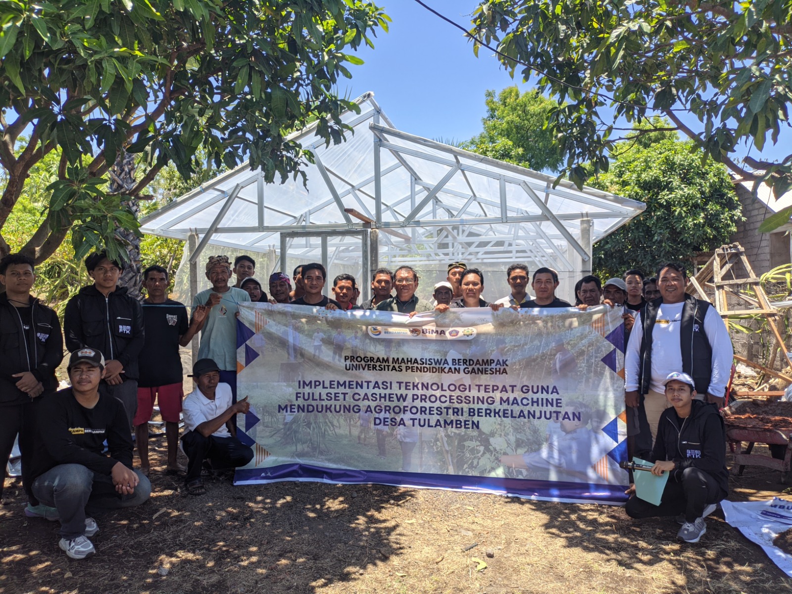 Dosen dan mahasiswa FTK Universitas Pendidikan Ganesha (Undiksha) di Balai Pertemuan Kelompok Tani Lahar Sari dan Wantilan Desa Muntig, Tulamben.