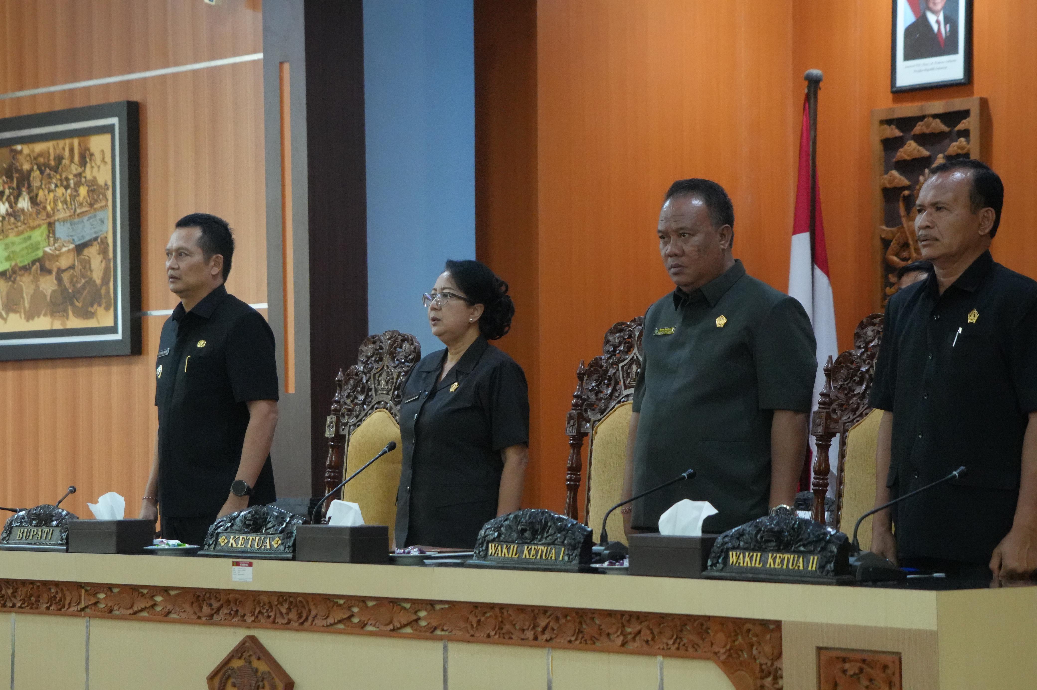 Bupati Jembrana I Made Kembang Hartawan (kiri) saa menghadiri Rapat Paripurna II DPRD Jembrana, Rabu (12/11).