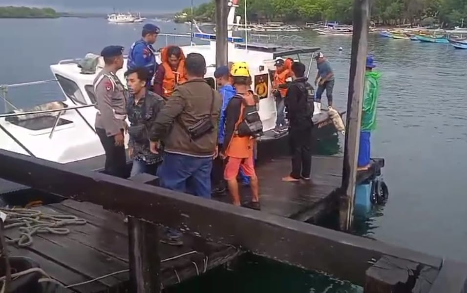 EVAKUASI: Tim gabungan Polda Bali menyelamatkan puluhan nyawa di Selat Bali.