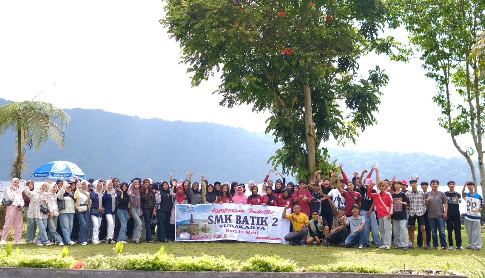 Para siswa SMK Batik 2 Surakarta saat mengunjungi destinasi wisata alam di Bali
