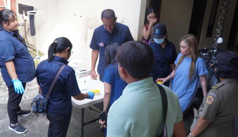 SASAR KOS-KOSAN : Para penghuni diminta untuk tes urine oleh dalam sidak gabungan yang digelar BNNK Gianyar.(foto:BNNK Gianyar)