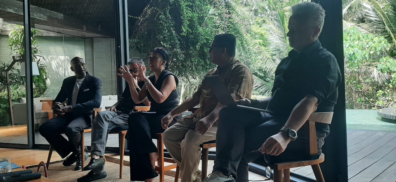 Yoke Darmawan (tengah) sedang menjelaskan detail rencana acara Bali Ocean DDays di Pejeng Ubud Gianyar,  11 November 2025.