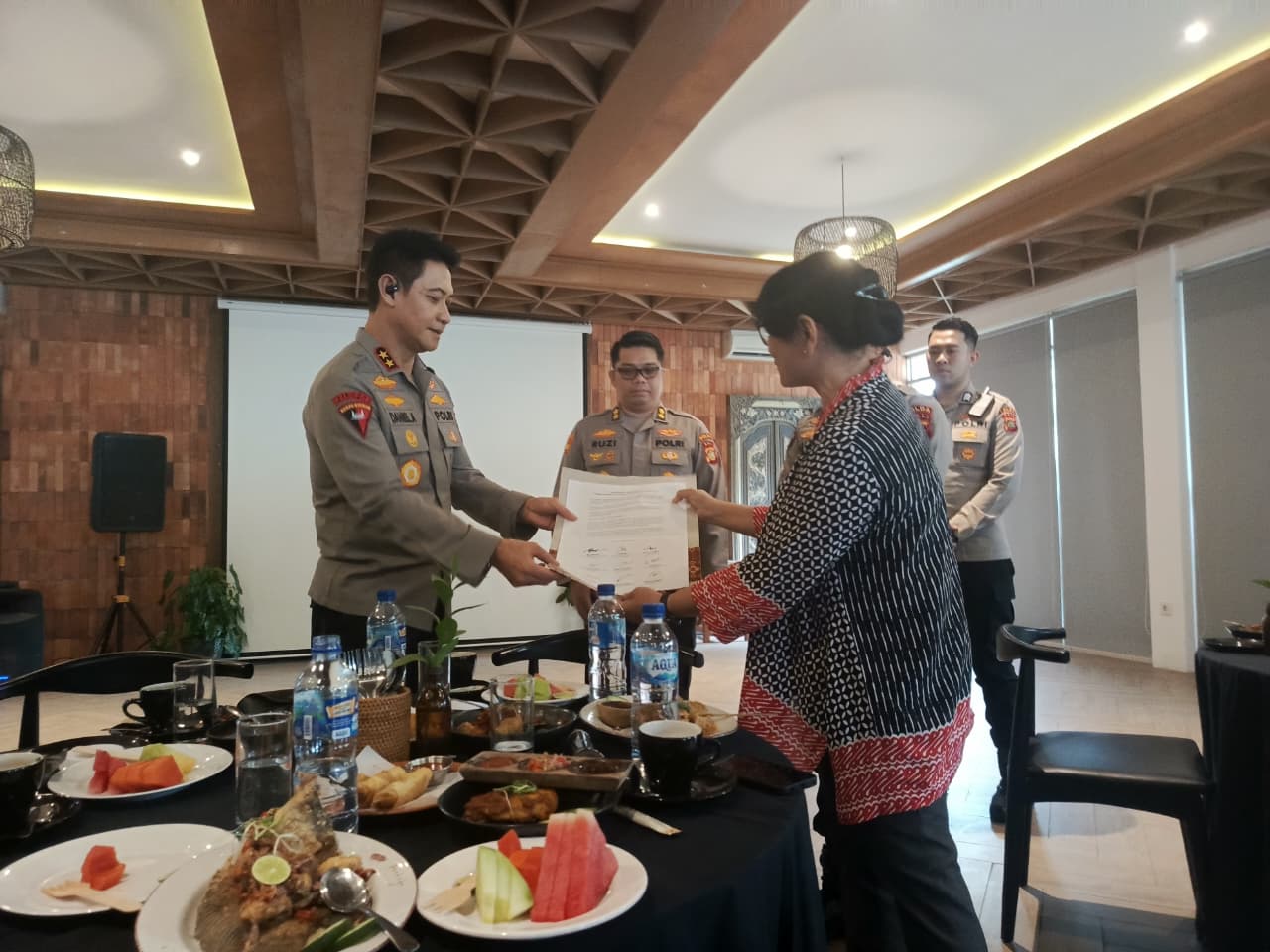 Ketua AJI Kota Denpasar Ayu Sulistiyowati (kanan) menyerahkan petisi kepada Kapolda Bali Irjen Pol. Daniel Adityajaya