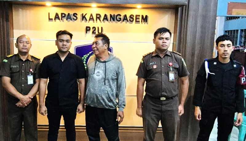 KENA BATUNYA : I Made Kasih alias Selepeg saat akan dibawa menuju Lapas Karangasem untuk menjalani penahanan. (ist)