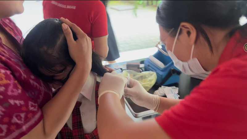 SUNTIK DULU,  YA DIK: imunisasi difteri dan tetanus yang sudah mulai dilaksanakan di sekolah dasar di Tabanan. (juliadi/radar bali)