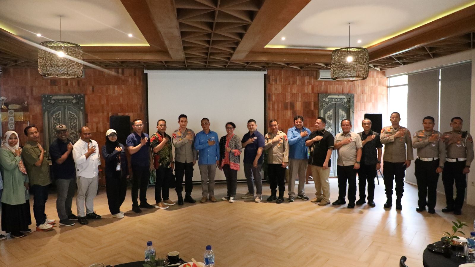 Kapolda Bali, Irjen. Pol. Daniel Adityajaya (tengah berseragam polisi) foto bersama Koalisi Jurnalis Bali di Denpasar, Selasa 11 November 2025.