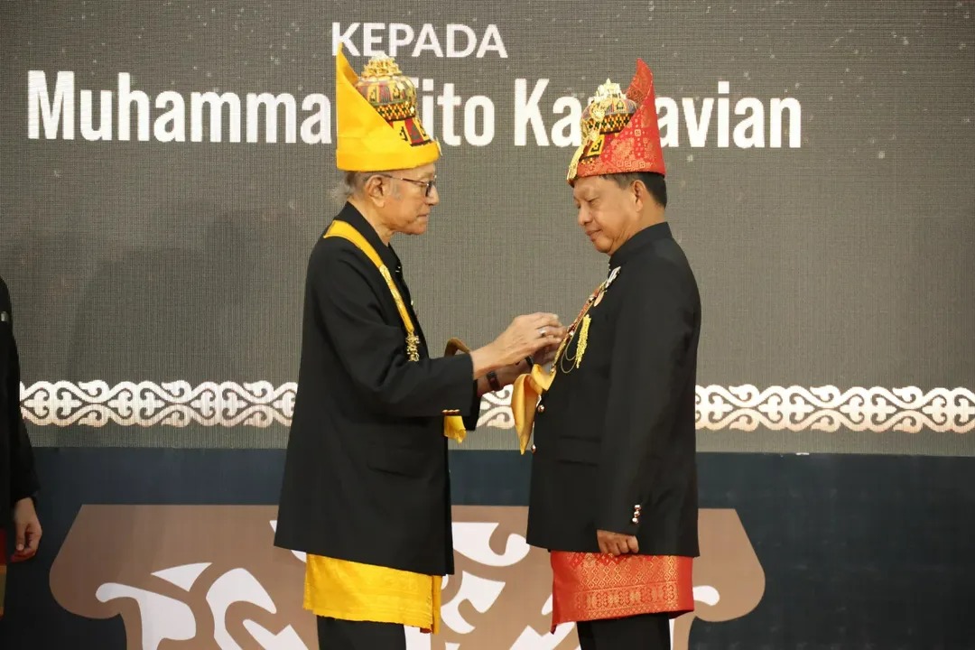 KEHORMATAN: Tito Karnavian menerima gelar kehormatan adat Aceh "Petua Panglima Hukom Nanggroe" dari lembaga adat Wali Nanggroe Aceh