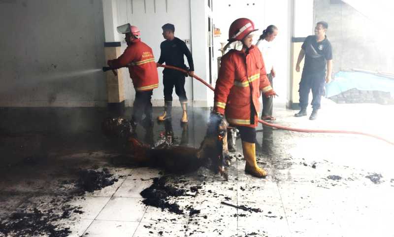 PADAMKAN API : Warga sekitar Banjar Bendul, Kelurahan Semarapura Tengah heboh gegara asap pekat dari balai banjar setempat. (Foto: Damkar Klungkung)