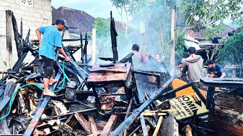 LUDES TERBAKAR : Gudang mebel di Dusun Geria, Desa Nyalian, Kecamatan Banjarangkan, Klungkung, ini ludes terbakar. (Foto: Humas Polres Klungkung )
