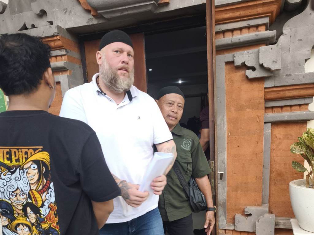 USAI SIDANG: Daniel Domalski alias Zbysek Ciompa (tengah) usai menjalani sidang pleidoi di PN Denpasar, Kamis (13/11/2025).