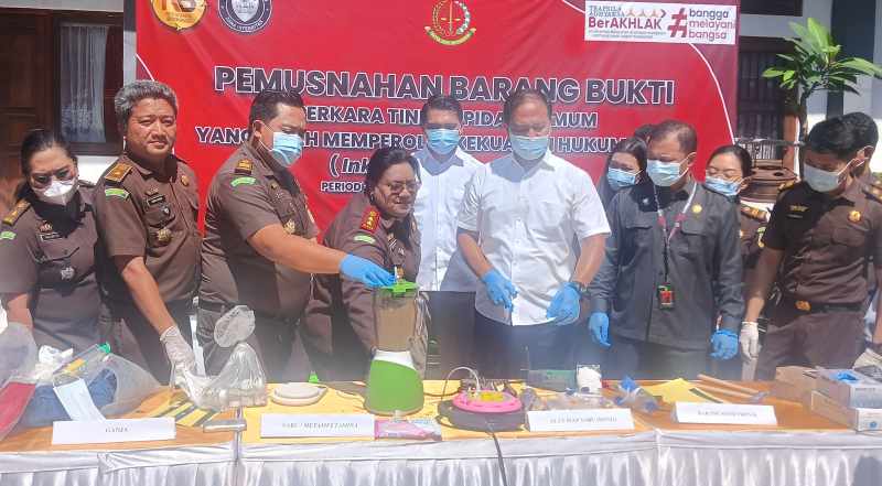 DIMUSNAHKAN : Pemusnahan barang bukti di Kejari Jembrana. (M.Basir/Radar Bali)