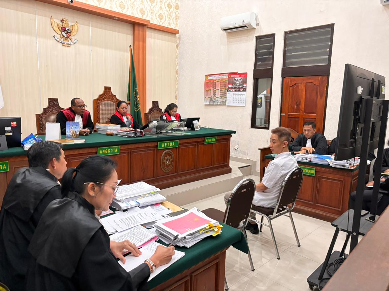 BLAK-BLAKAN: Budiman Tiang saat menjawab pertanyaan JPU Kejati Bali di PN Denpasar, Selasa malam (11/11).