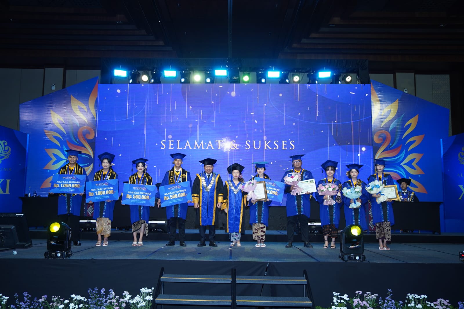 Suasana Wisuda Ke-21 Alfa Prima Tahun Akademik 2024&ndash;2025 di Ballroom The Meru Sanur, Bali Beach Convention, Denpasar, pada Senin (10/11/2025).