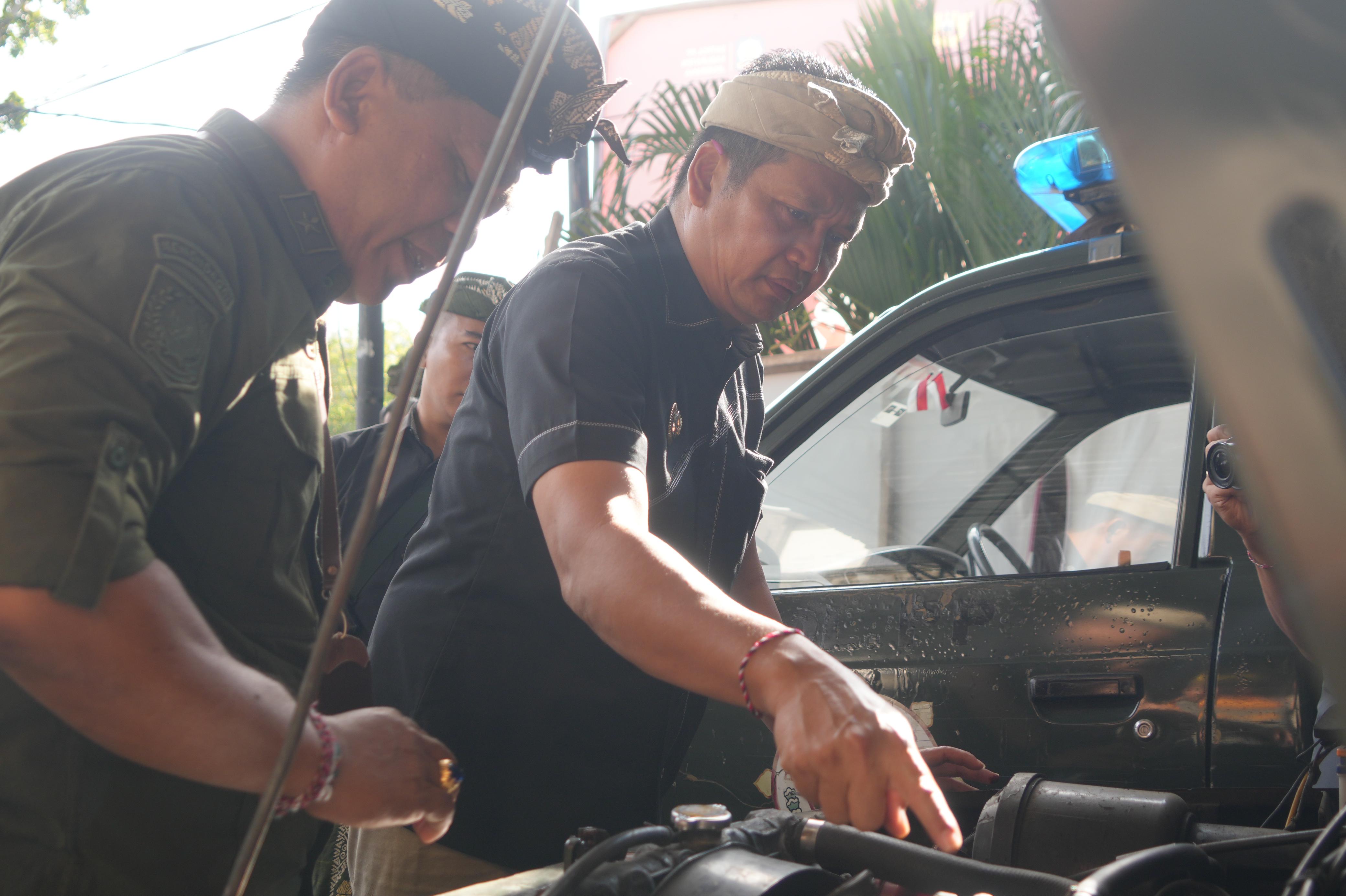 Bupati Jembrana I Made Kembang Hartawan (kanan) disampingi Kasatpol PP Jembrana I Ketut Eko Susilo Artha Permana, saat mengecek kondisi kendaraan dinas Satpol PP.
