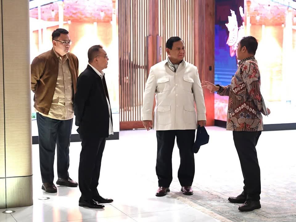 JAGA MARTABAT GURU: Presiden Prabowo Subianto di Pangkalan TNI AU Halim Perdanakusuma, Jakarta, sesaat setelah tiba kembali di tanah air, Kamis (13/11/ 2025).