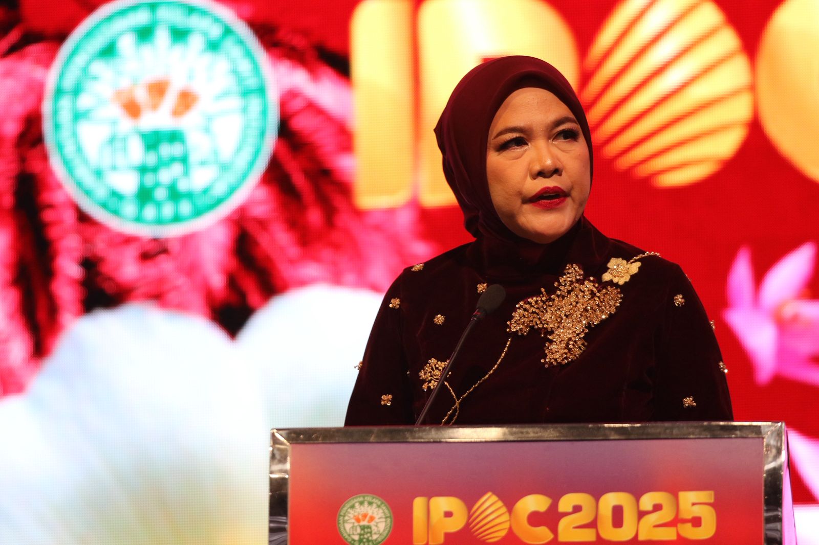 PEMBUKAAN; Ketua Panitia IPOC 2025 Mona Surya di BICC, The Westin Resort, Nusa Dua, Bali, Kamis (13/11/2025). (Miftahuddin MH/Radar Bali)