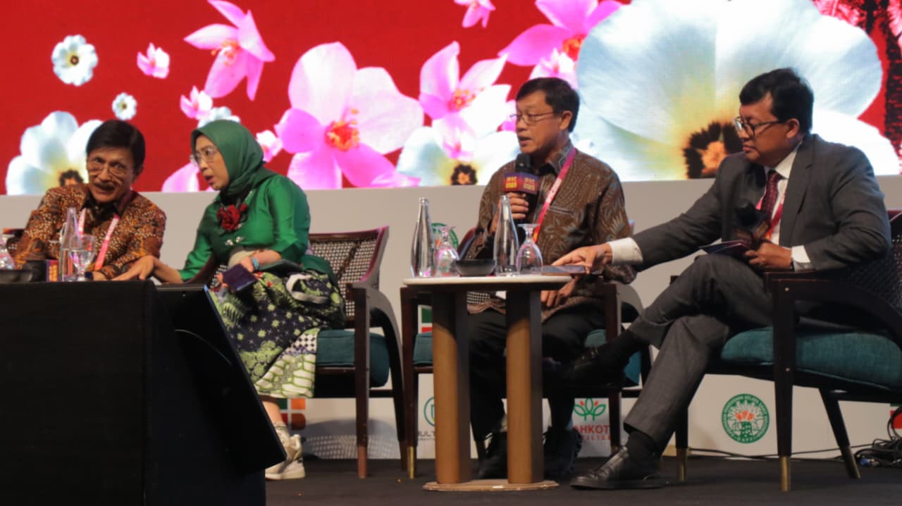 PEMBICARA: Dirjen EBTKE Kementerian ESDM Eniya Listiyani Dewi (jilbab hijau) saat menjadi pembicara di IPOC 2025 di BICC, The Westin Resort, Nusa Dua, Bali, Kamis (13/11/2025) (Miftahuddin/Radar Bali)