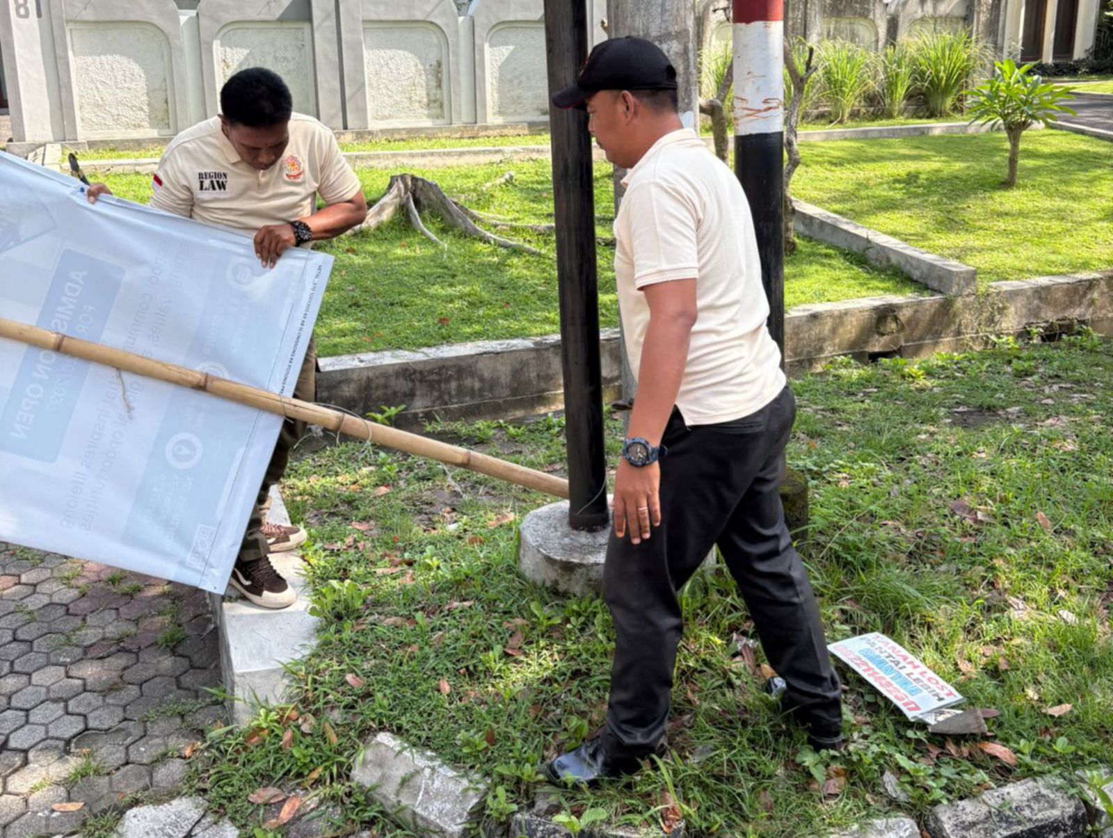 Satpol PP Kota Denpasar berangus baliho liar tak berizin