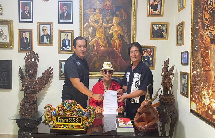Kuasa Hukum  I Wayan Yoga Semadi Putra, Frans Suboyo Sihombing, S.H, (duduk) diapit I Yoman Sumantara, S.H., M.H. dan Hendra Supriatna, S.H., M.H dari kantor Muara Karta Frans & Partners.