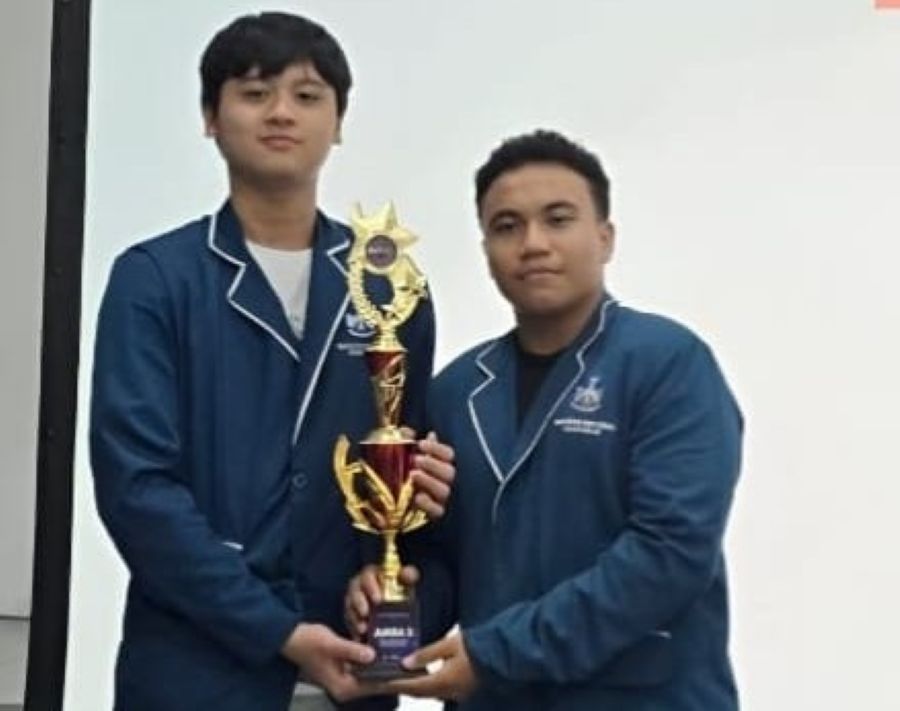 ROBOTIC: Victor Nera (kanan) bersama rekannya, Zachary Griffin, sukses meraih Juara Kompetisi Robotik &lsquo;Mechatura&rsquo; di Universitas Padjadjaran (Unpad) Jatinangor Bandung pada Minggu 9 November 2025