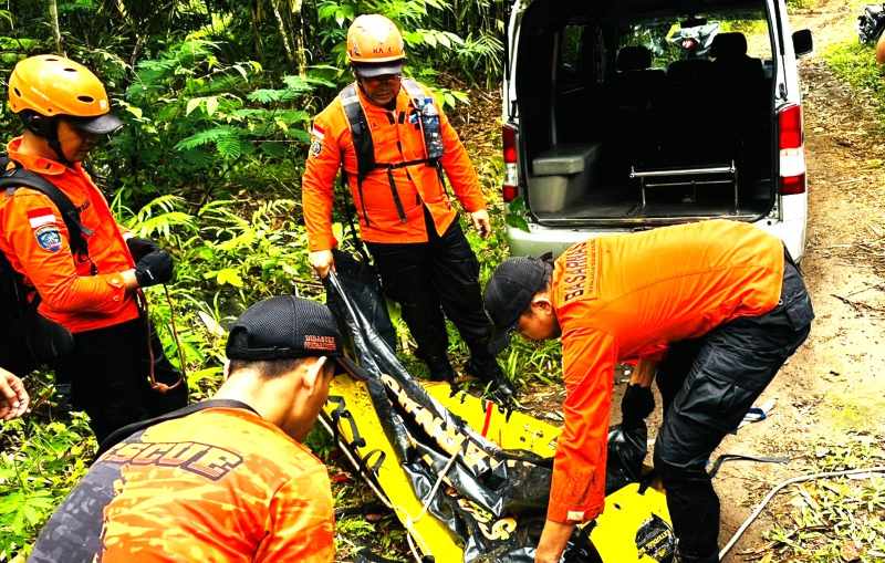DIEVAKUASI : Petugas sar gabungan saat mengevakuasi jasad nenek 75 tahun yang hilang beberapa waktu lalu. (Foto: Tim SAR Karangasem)