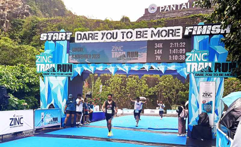 ANTUSIAS : Pelari melewati garis finish di salah satu event yang baru digelar, Zinc Trail Run 2025 di Pantai Pandawa, Badung. (Foto I Wayan Widyantara)