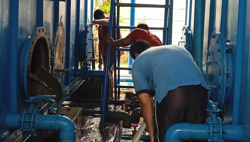 HARUS RAJIN DIBERSIHKAN : Para petugas Tengah menuntaskan proses flushing, perawatan instalasi pengolahan air (IPA) di PDAM Tabanan.(ist)