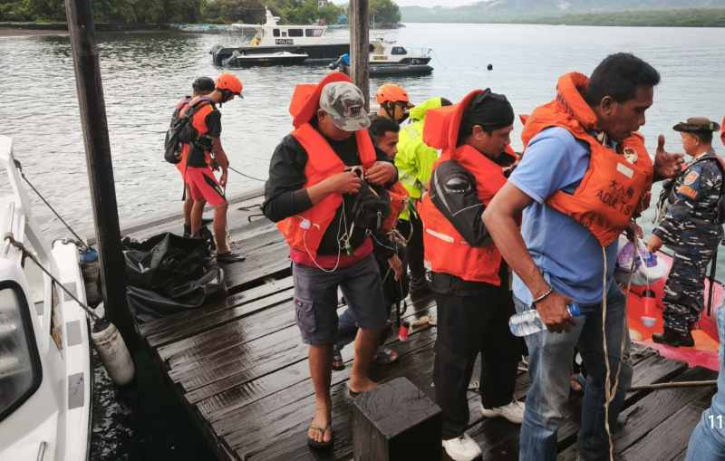 EVAKUASI PENUMPANG : Proses evakuasi penumpang KMP Cemerlang 55. (Foto Pos AL Gilimanuk)