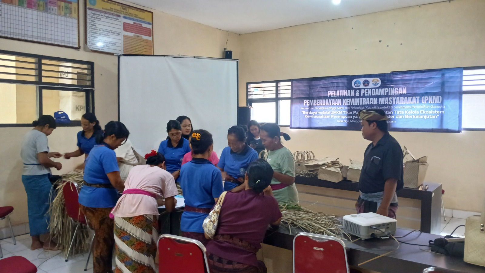 JIWA KREATIF: Suasana proses menganyam daun pandan menjadi produk kerajinan.