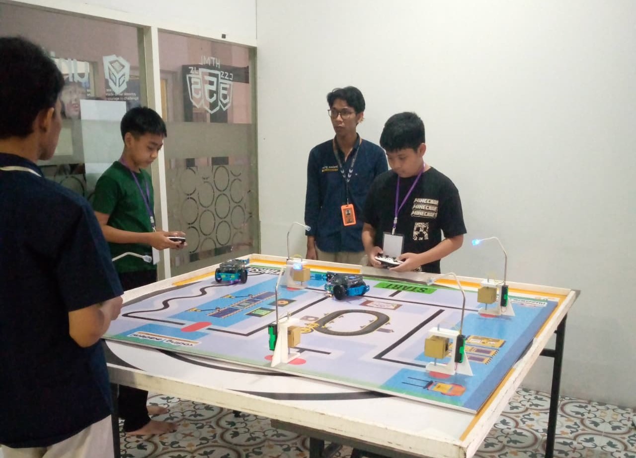 SERU: Suasana kompetisi Robotic di kantor Koding Akademi Denpasar, 1 November 2025 lalu.