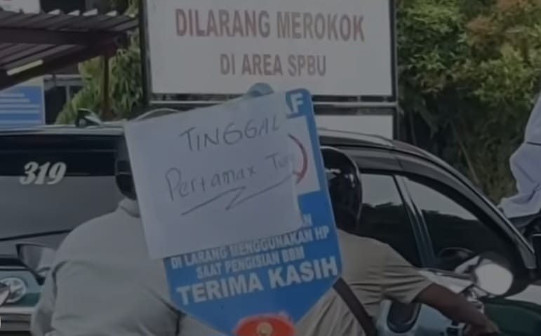 SULIT-SULIT: Beberapa SPBU di Denpasar memasang plang Pertalite dan Pertamax habis, tersisa Pertamax Turbo