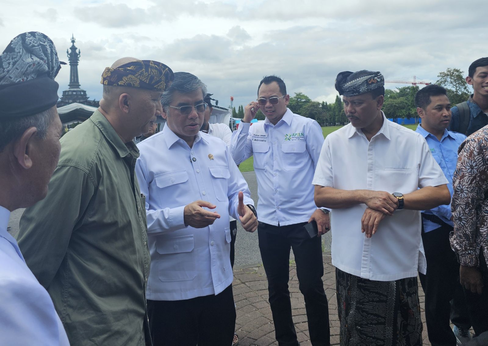 UMP: Kadisnaker Bali Ida Bagus Setiawan saat menanyakan langsung ke Menaker Yassierli usai acara pelepasan peserta magang dari Indonesia Timur di Lapangan Niti Mandala Renon, 13 November 2025