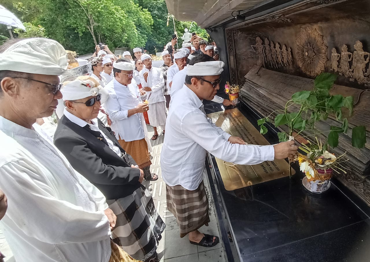 Wali Kota Denpasar I Gusti Ngurah Jaya Negara (kanan), saat peresmian Monumen Perjuangan Puputan Badung, Denpasar, Jumat (14/11/2025). (Adrian Suwanto/Radar Bali)