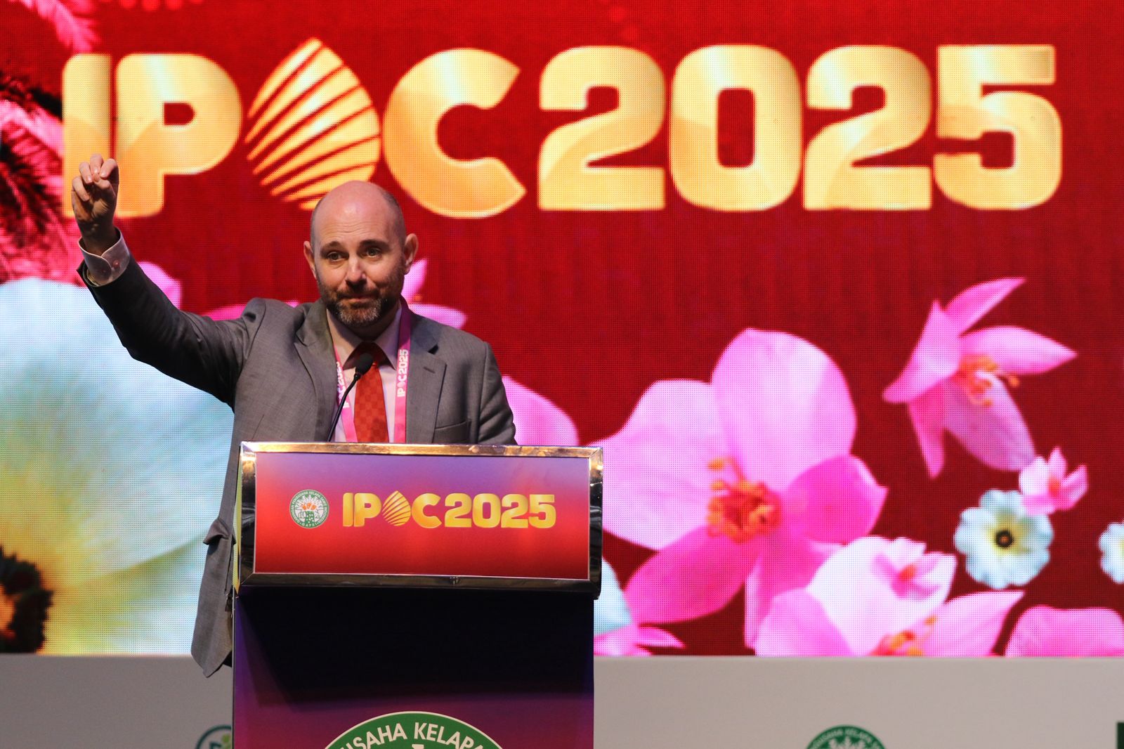 BERI ANALISA: Julian Conway McGill saat menyampaikan paparan di hari kedua IPOC 2025 di Nusa Dua - Bali, Jumat (14/11/2025). (Miftahuddin MH/Radar Bali)