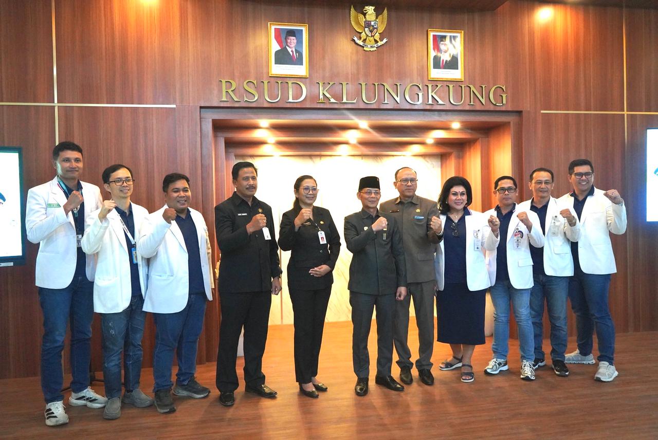 Bupati Klungkung I Made Satria (tengah) saat membuka Seminar Nasional dan launching Inovasi "SIMADU" di Aula Rumah Sakit Umum Daerah (RSUD) Klungkung,  Semarapura, Jumat (14/11/2015).