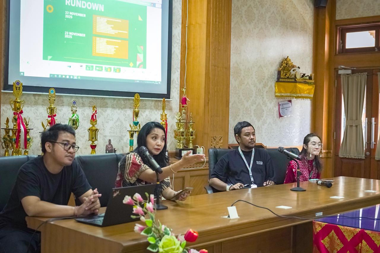 Ketua Komite Ekonomi Kreatif Kabupaten Badung Nyoman Primahita Gunadarma (dua dari kanan) Jumat (14/11).