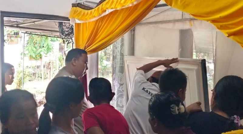 NAHAS SAAT BEKERJA: Suasana di rumah duka I Nyoman Supartiasa, buruh bangunan yang tersengat arus listrik.( Foto: Polres Buleleng untuk Radar Bali)