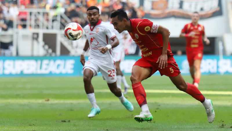 BERSAING UNTUK GOL TERBAIK: Bek andalan Timnas senior Indonesia yang juga bek Persija Jakarta Rizky Ridho Ramadhani. (Dery Ridwansah/ JawaPos.com)