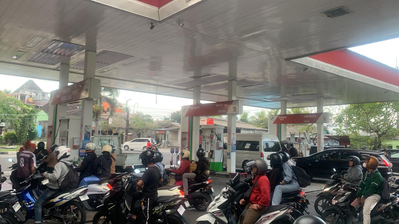 TERSENDAT: Antrean kendaraan mau isi BBM masih tampak di sejumlah SPBU di Bali akibat pengiriman tersendat faktor cuaca