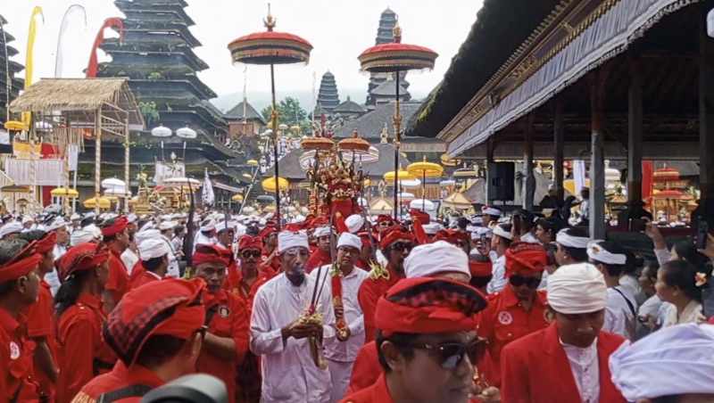 Ilustrasi upacara Pemelastian Pralingga Ida Bhatara ke Toya Sah di Karangasem. (dok.Radar Bali)