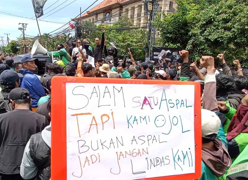 BERUJUNG PENANGKAPAN : Aksi unjuk rasa Sabtu, 30 Agustus 2025 di depan Mapolda Bali. (foto:Adrian Suwanto)