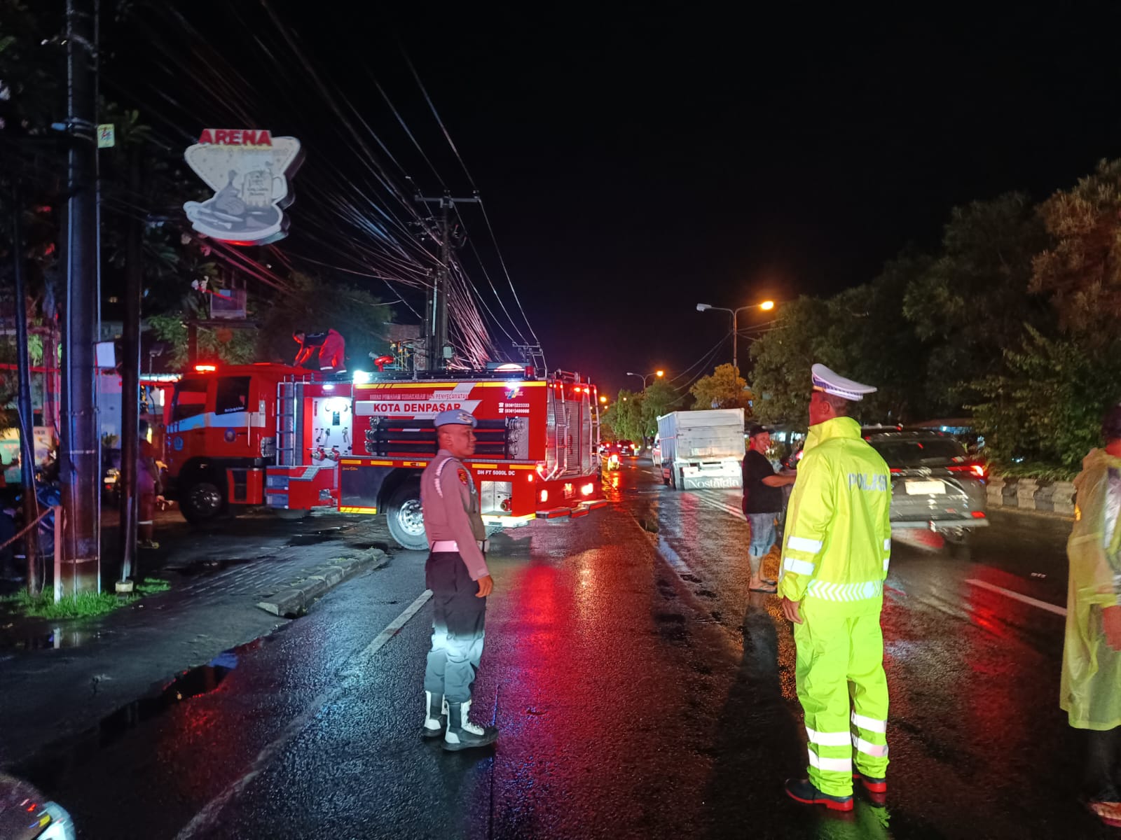 MAMPU DIPADAMKAN: Petugas pemadam sedang berupaya memadamkan api di Arena Pub & Restaurant, Jalan Bypass Ngurah Rai No.115, Sanur, Denpasar Selatan, Rabu malam (12/11/2025)