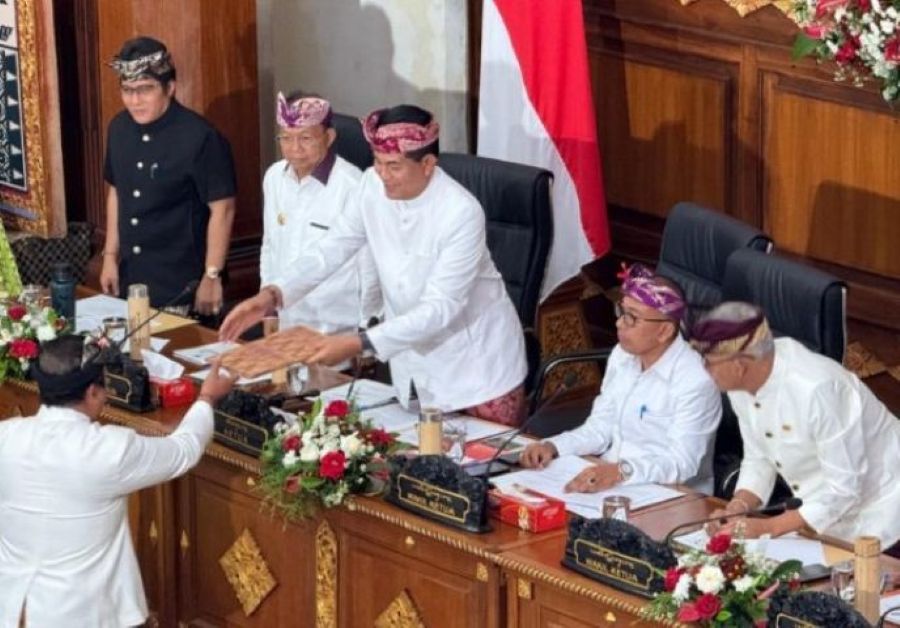 Ketua DPRD Bali Dewa Made Mahayadnya alias Dewa Jack menerima dokumen Bale Kerta Adhyaksa Desa Adat di Bali .