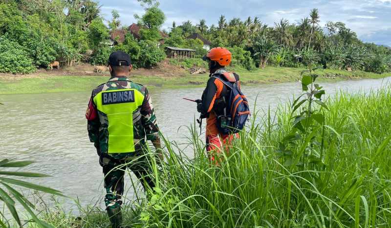 MASIH TERUS DICARI : Pencarian buruh proyek yang hilang terseret arus sungai Bilukpoh, pada hari kedua pencarian .(foto:SAR Jembrana)