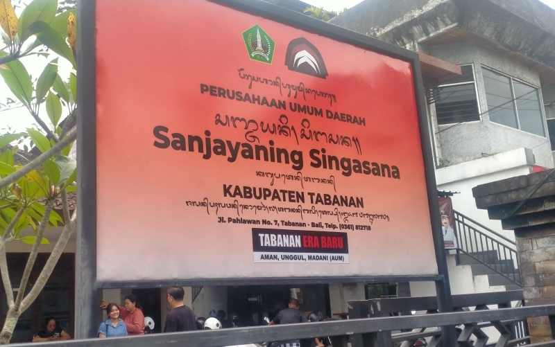 SUDAH GANTI NAMA : Papan nama Perusda Tabanan Sanjayaning Singasana . (juliadi/radar bali)