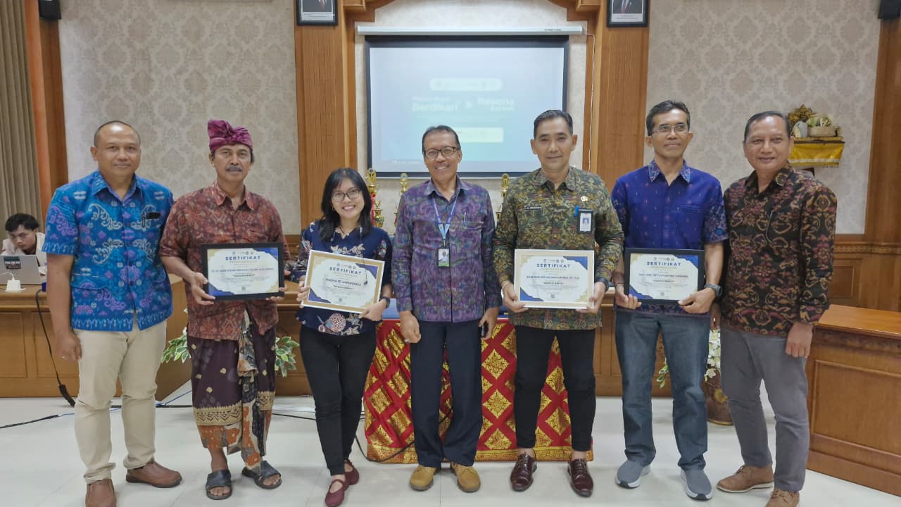 PENGHARGAAN: Para peneliti PNB mendapat penghargaan dari hasil desimenasi penelitian dalam panen raya pertanian 2025 di Puspem Badung.