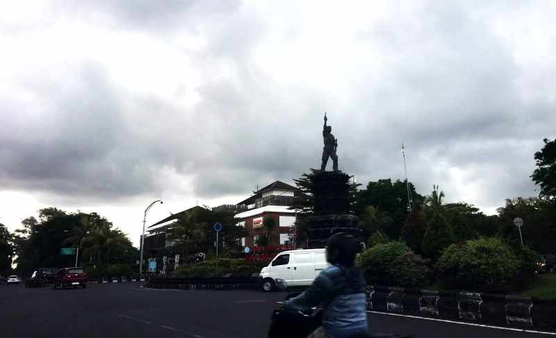 ilustrasi cuaca mendung di Kota Denpasar. (Miftahuddin/Radar Bali)
