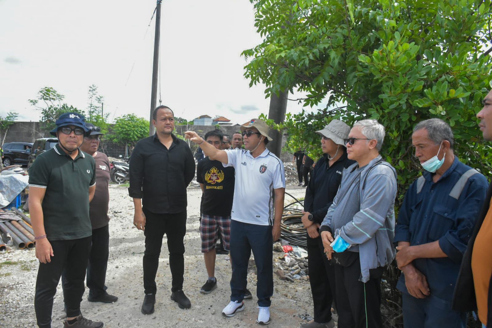 Wali Kota Denpasar I Gusti Ngurah Jaya Negara bersama Wawali I Kadek Agus Arya Wibawa dan Wabup Badung, Bagus Alit Sucipta di lokasi PSEL Denpasar Raya pada Sabtu (15/11).