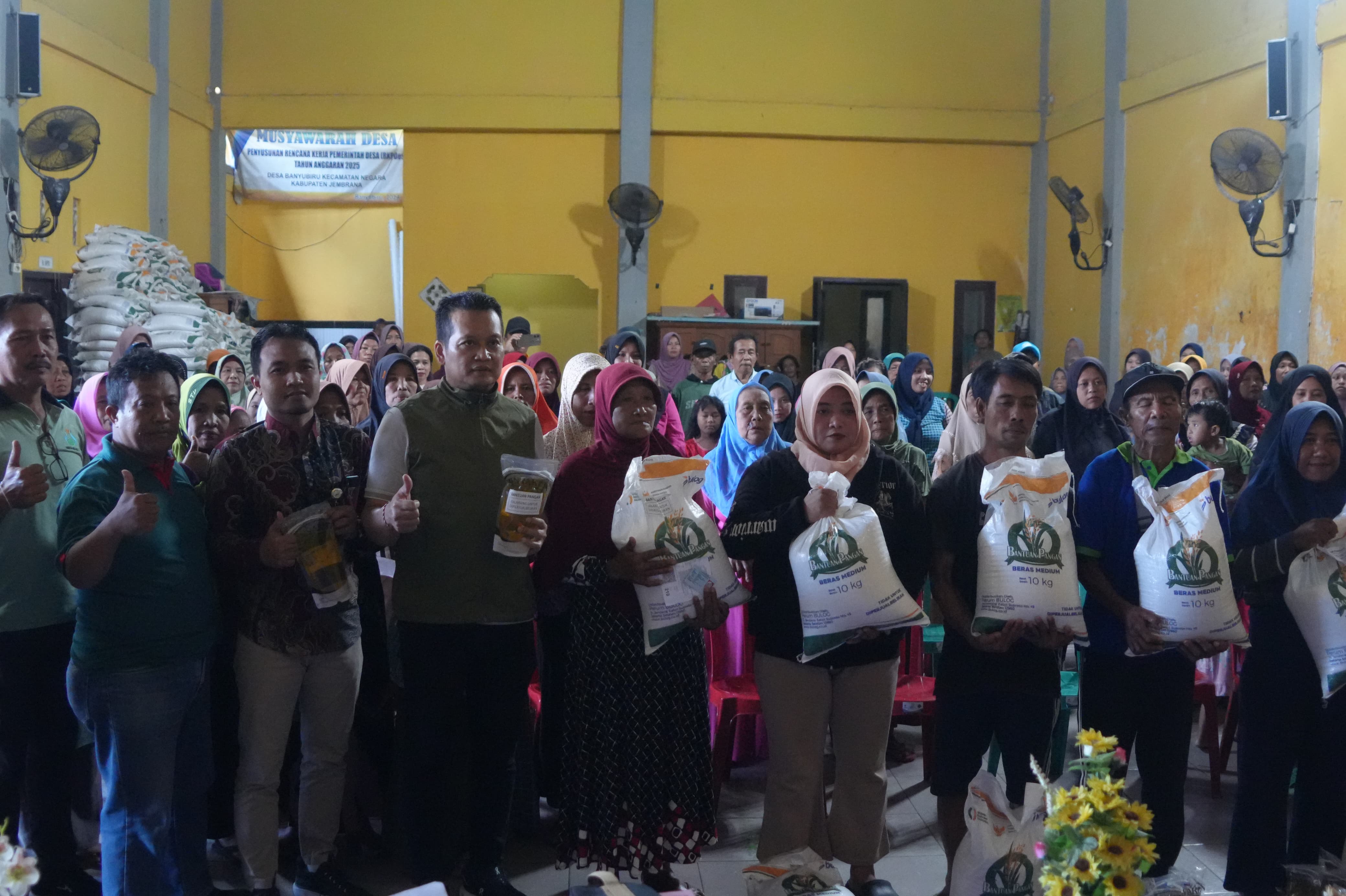 Bupati Jembrana I Made Kembang Hartawan menyalurkan bantuan CPP di Desa Banyubiru, Minggu (16/11/2025).