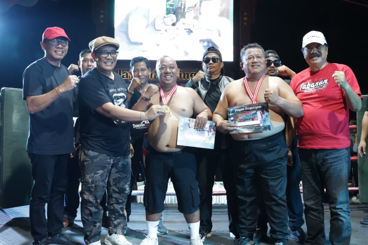 Bupati Tabanan I Komang Gede Sanjaya, didampingi Wabup I Made Dirga memberikan apreasiasi terhadap dua petarung dalam Singasana Boxing serangkaian acara HUT ke-532 Kota Singasana (15/11).